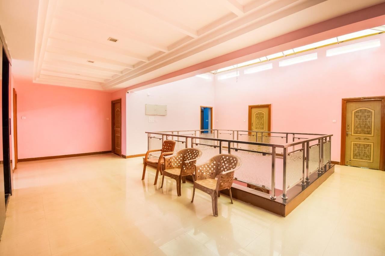 Oyo 62964 Hotel Vandana Grand เนลลอร์ ภายนอก รูปภาพ